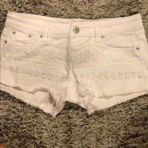 Adorable white shorts with flowers